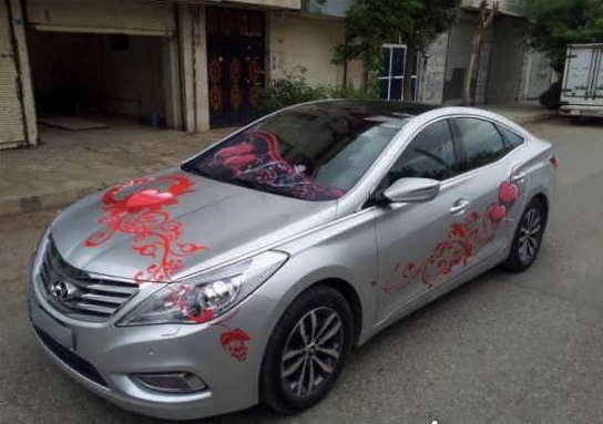 ماشین عروس با تزئین برچسب