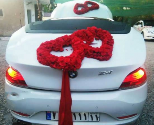 ماشین عروس با تزئین گلهای قلبی