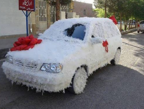 ماشین عروس با تزئین پر